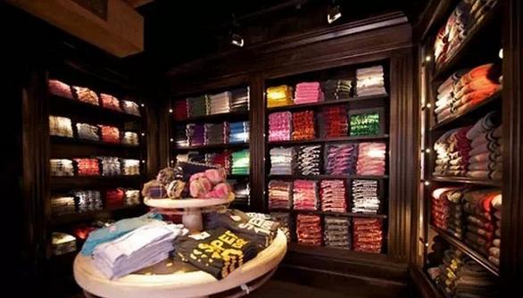 最新男装店陈列效果图，打造时尚舒适购物体验的空间艺术展示