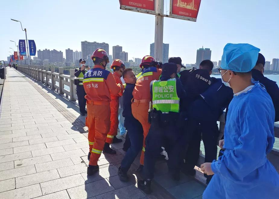 民警合力救下跳桥男子，救援步骤与指南