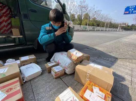最新男生头像精选，小巷深处的独特风尚探索