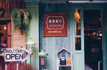 骗婚最新揭秘，小巷深处的神秘小店背后的故事